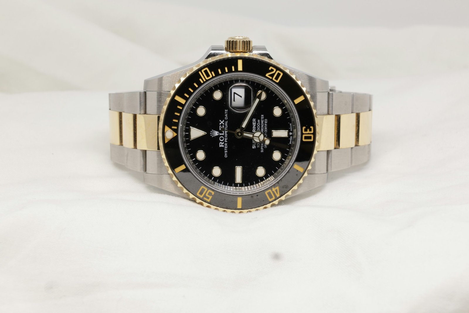 a-black-and-gold-rolex-watch-on-a-white-background-scaled-1 Reloj Fossil: Amazon liquida los precios