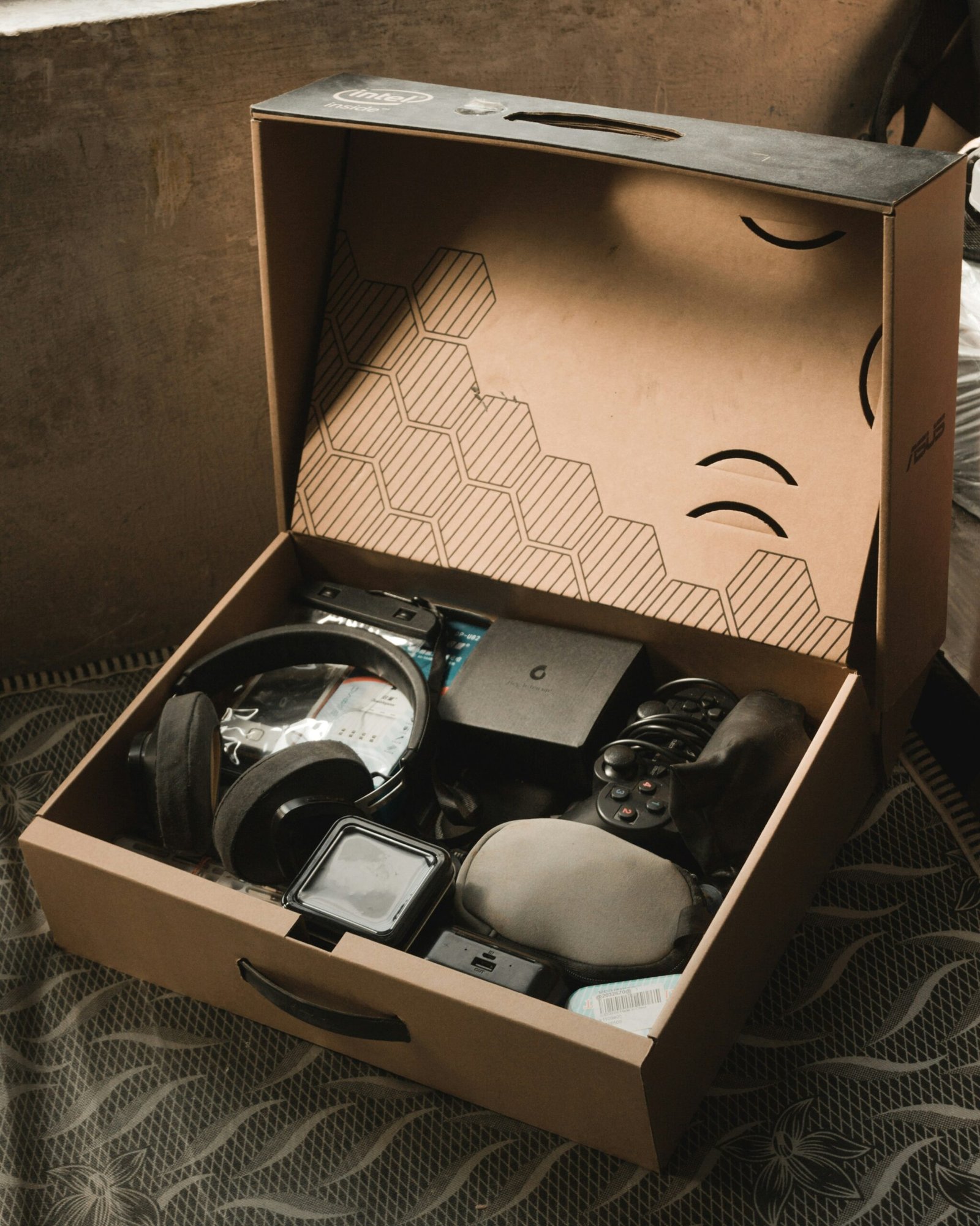 a-cardboard-box-with-various-items-inside-of-it-scaled Realme Buds Air 3: Auriculares inalámbricos baratos