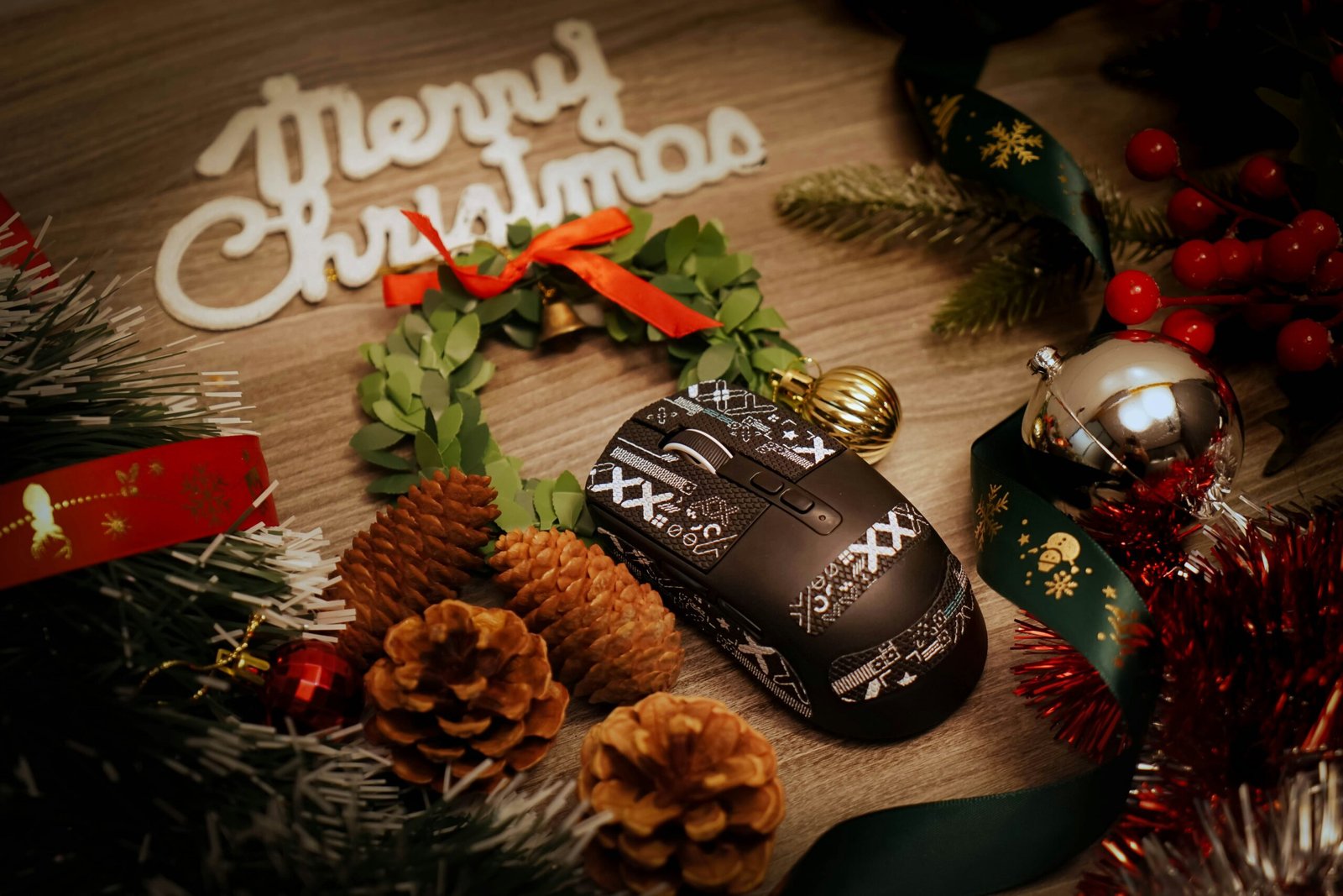 a-computer-mouse-sitting-on-top-of-a-wooden-table-scaled Regalos de Navidad 2024: La búsqueda de felicidad
