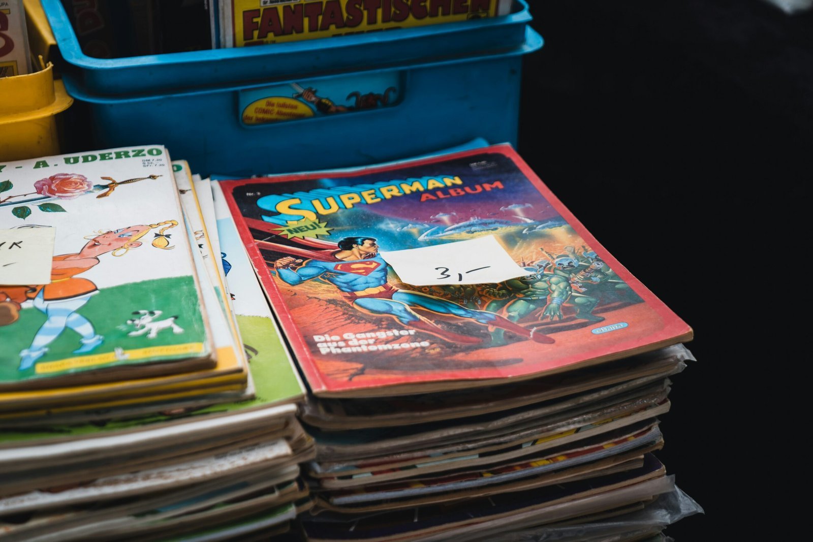 a-stack-of-childrens-books-sitting-on-top-of-a-table-scaled-1 El nuevo Superman: Clark Kent esta de vuelta