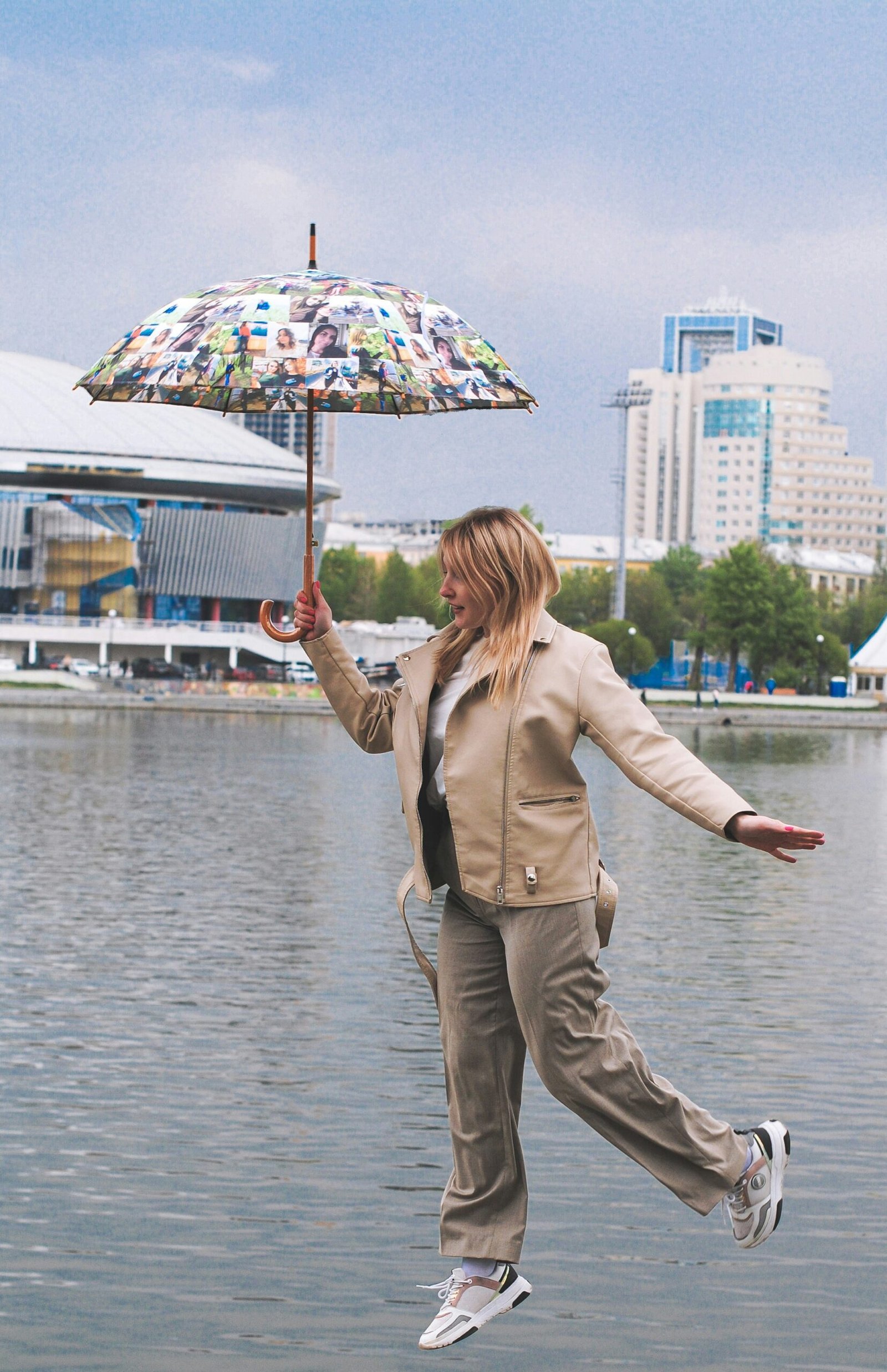 a-woman-jumping-in-the-air-while-holding-an-umbrella-2-scaled-1 Los increíbles regalos originales para los Reyes Magos