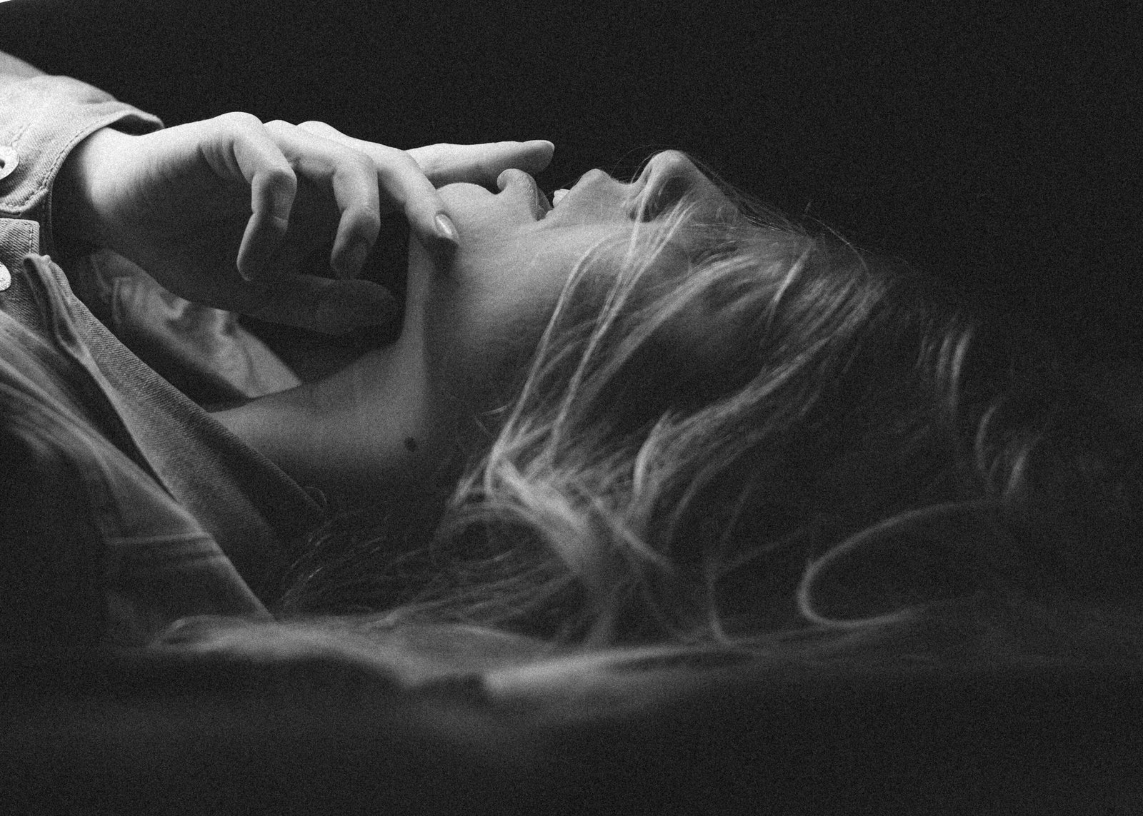 grayscale-photo-of-woman-covering-her-face-scaled Kindle Unlimited gratis: Cómo conseguir 30 días gratis y lectura sin límites